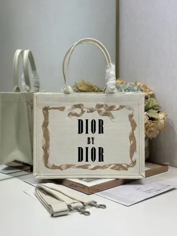 <p> 杏帆布黑字母配肩带 中号尺寸 </p><p>Dior book tote 购物袋</p><p>这款Book Tote手袋灵感来自女装创意总监玛丽亚 嘉茜娅 蔻丽 Maria Grazia Chiuri 是体现Dior审美的主打产品 可收纳各种日常用品 全新演绎Bayadere图案混合效果D-Stripes图案刺绣 更具时尚风范<p>款号 1286</p>