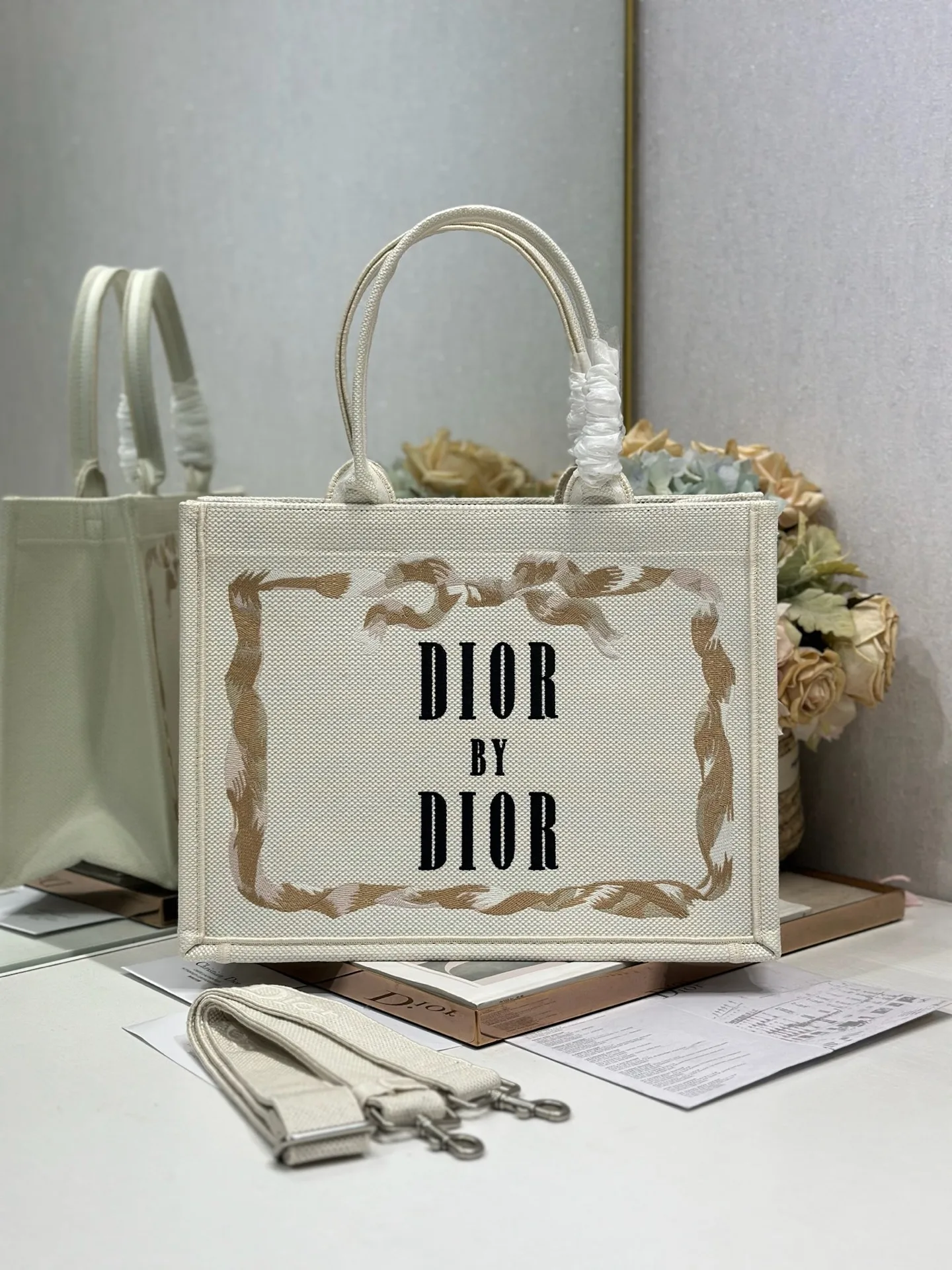 <p> 杏帆布黑字母配肩带 中号尺寸 </p><p>Dior book tote 购物袋</p><p>这款Book Tote手袋灵感来自女装创意总监玛丽亚 嘉茜娅 蔻丽 Maria Grazia Chiuri 是体现Dior审美的主打产品 可收纳各种日常用品 全新演绎Bayadere图案混合效果D-Stripes图案刺绣 更具时尚风范<p>款号 1286</p>