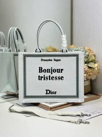 <p> 白色帆布配肩带 中号尺寸 </p><p>Dior book tote 购物袋</p><p>这款Book Tote手袋灵感来自女装创意总监玛丽亚 嘉茜娅 蔻丽 Maria Grazia Chiuri 是体现Dior审美的主打产品 可收纳各种日常用品 全新演绎Bayadere图案混合效果D-Stripes图案刺绣 更具时尚风范<p>款号 1286</p>