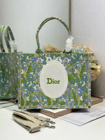 <p> 绿叶镜子配肩带 中号尺寸 </p><p>Dior book tote 购物袋</p><p>这款Book Tote手袋灵感来自女装创意总监玛丽亚 嘉茜娅 蔻丽 Maria Grazia Chiuri 是体现Dior审美的主打产品 可收纳各种日常用品 全新演绎Bayadere图案混合效果D-Stripes图案刺绣 更具时尚风范<p>款号 1286</p>
