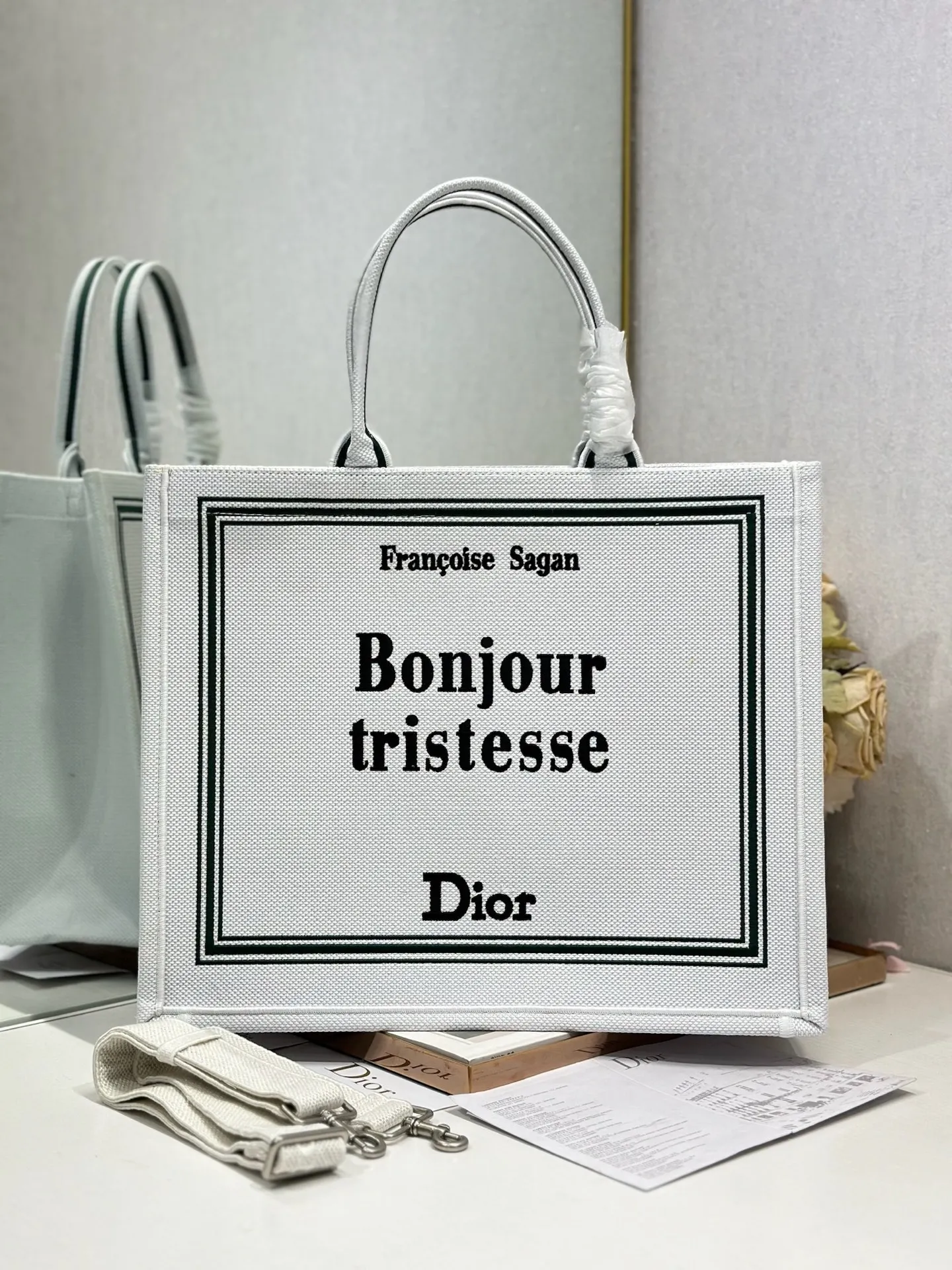 <p> 白色帆布配肩带 大号 </p><p>Dior book tote 购物袋</p><p>这款Book Tote手袋灵感来自女装创意总监玛丽亚 嘉茜娅 蔻丽 Maria Grazia Chiuri 是体现Dior审美的主打产品 可收纳各种日常用品 全新演绎Bayadere图案混合效果D-Stripes图案刺绣 更具时尚风范<p>款号 1286</p>