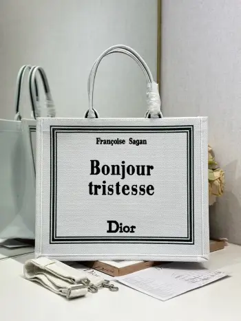 <p> 白色帆布配肩带 大号 </p><p>Dior book tote 购物袋</p><p>这款Book Tote手袋灵感来自女装创意总监玛丽亚 嘉茜娅 蔻丽 Maria Grazia Chiuri 是体现Dior审美的主打产品 可收纳各种日常用品 全新演绎Bayadere图案混合效果D-Stripes图案刺绣 更具时尚风范<p>款号 1286</p>
