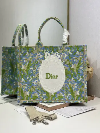 <p> 绿叶镜子配肩带 大号 </p><p>Dior book tote 购物袋</p><p>这款Book Tote手袋灵感来自女装创意总监玛丽亚 嘉茜娅 蔻丽 Maria Grazia Chiuri 是体现Dior审美的主打产品 可收纳各种日常用品 全新演绎Bayadere图案混合效果D-Stripes图案刺绣 更具时尚风范<p>款号 1286</p>