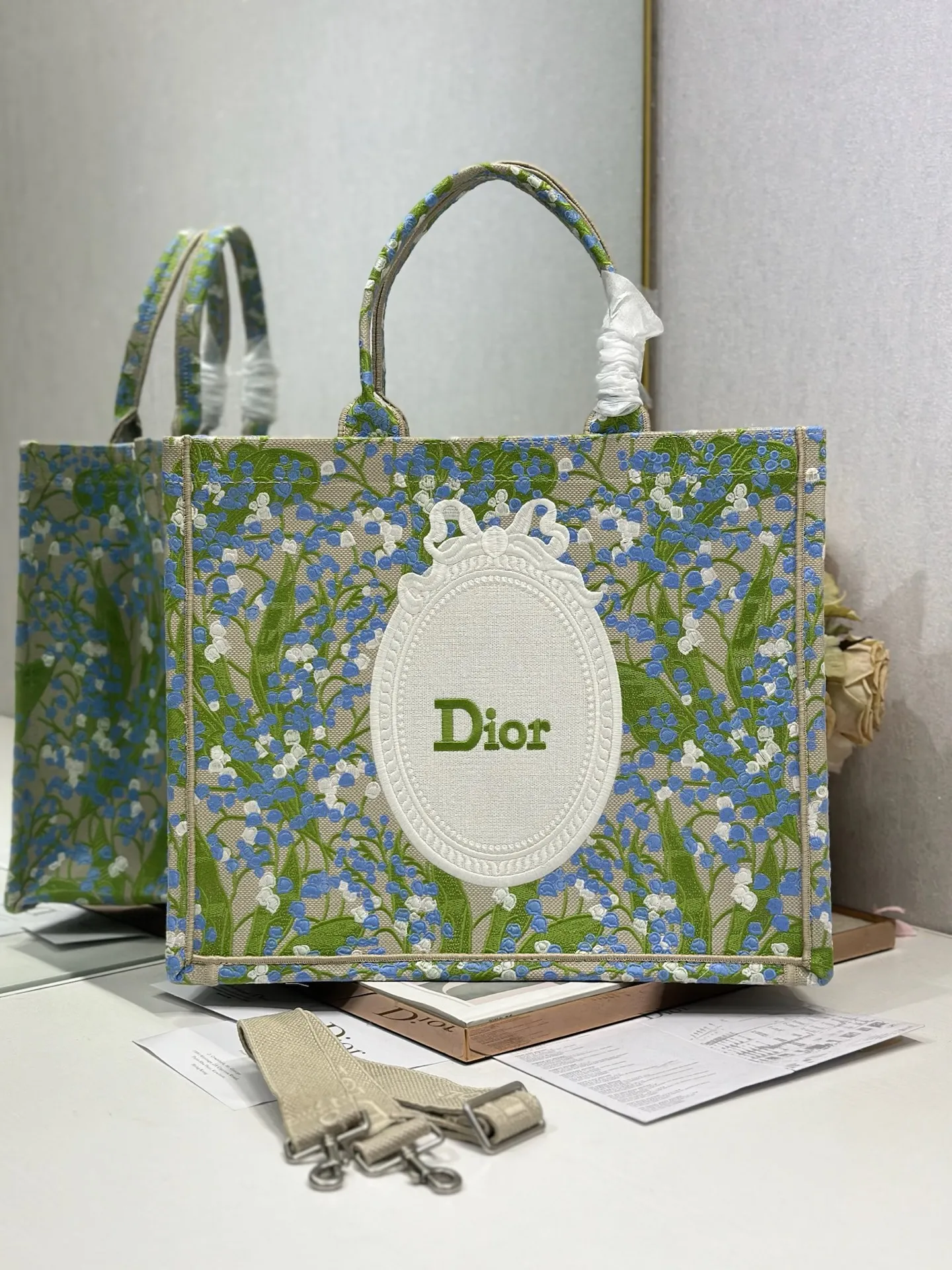 <p> 绿叶镜子配肩带 大号 </p><p>Dior book tote 购物袋</p><p>这款Book Tote手袋灵感来自女装创意总监玛丽亚 嘉茜娅 蔻丽 Maria Grazia Chiuri 是体现Dior审美的主打产品 可收纳各种日常用品 全新演绎Bayadere图案混合效果D-Stripes图案刺绣 更具时尚风范<p>款号 1286</p>