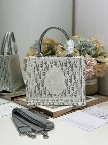 <p> 白镜子配肩带 小号尺寸 </p><p>Dio.r Mini Book tote </p><p>复古又时髦的凹造型单品精湛的刺绣工艺完美呈现 随手一搭就能给搭配带来亮点  这款小号太阔爱了8  小小的包型装点零碎的小东西也很方便呐  谁用谁时髦 稀饭高颜值的小仙女必入噢 </p><p>款号:1265/1286</p>