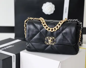 <p>至尊版本   纯原厂19 bag</p><p>经典款之芯片19 bag</p><p>皮料 欧洲原厂方框正品山羊皮</p><p>五金 意大利进口24k镀厚金做旧五金</p><p>货源稀少 经常容易断货</p><p>整个包的手感与真品完美达成一致 </p><p>小号尺寸26cm</p><p>中号尺寸30cm</p>
