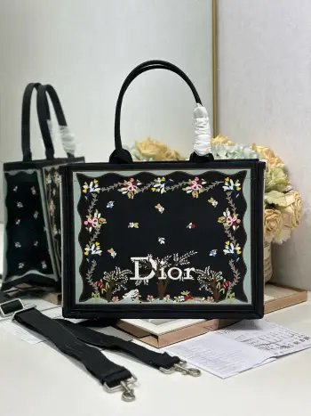 <p> 黑咖啡树配肩带 中号尺寸 </p><p>Dior book tote 购物袋</p><p>这款Book Tote手袋灵感来自女装创意总监玛丽亚 嘉茜娅 蔻丽 Maria Grazia Chiuri 是体现Dior审美的主打产品 可收纳各种日常用品 全新演绎Bayadere图案混合效果D-Stripes图案刺绣 更具时尚风范<p>款号 1286</p>
