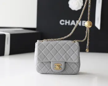 <p>至尊版本   纯原厂CF金球</p><p>全套镀厚金全钢小金球</p><p>经典款之Classic flap bag 在经典基础上 加了可调节长短的金球 非常实用</p><p>皮料 欧洲原厂GR正品羊皮</p><p>五金 意大利进口24k镀厚金钢锁</p>1786 方胖子尺寸17cm<p>1787 大mini尺寸20cm</p>