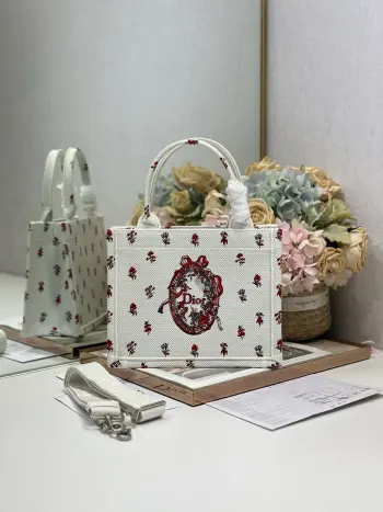 <p> 绿镜子配肩带 小号尺寸 </p><p>Dio.r Mini Book tote </p><p>复古又时髦的凹造型单品精湛的刺绣工艺完美呈现 随手一搭就能给搭配带来亮点  这款小号太阔爱了8  小小的包型装点零碎的小东西也很方便呐  谁用谁时髦 稀饭高颜值的小仙女必入噢 </p><p>款号:1265/1286</p>