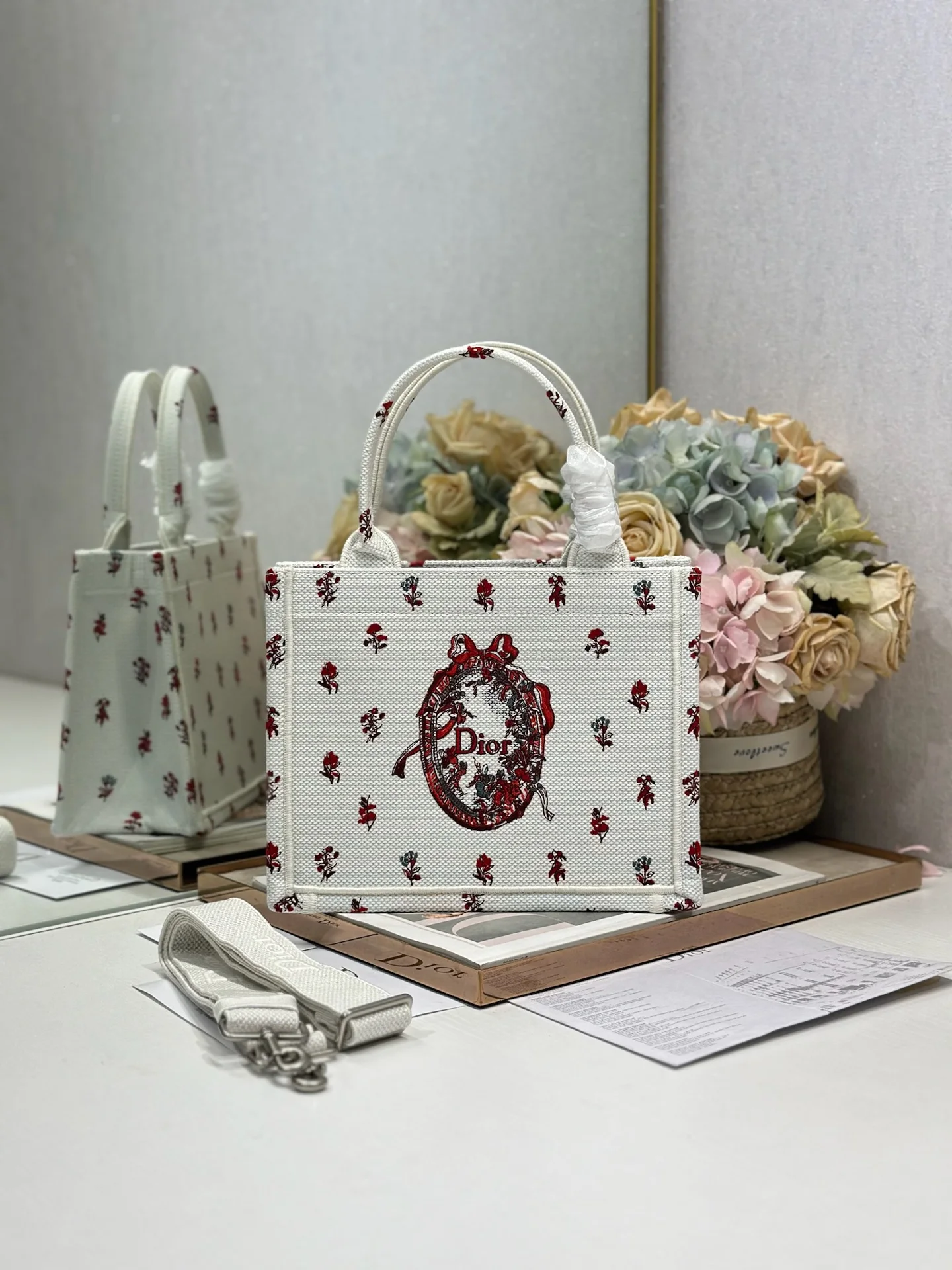 <p> 绿镜子配肩带 小号尺寸 </p><p>Dio.r Mini Book tote </p><p>复古又时髦的凹造型单品精湛的刺绣工艺完美呈现 随手一搭就能给搭配带来亮点 这款小号太阔爱了8 小小的包型装点零碎的小东西也很方便呐 谁用谁时髦 稀饭高颜值的小仙女必入噢 </p><p>款号:1265/1286</p>