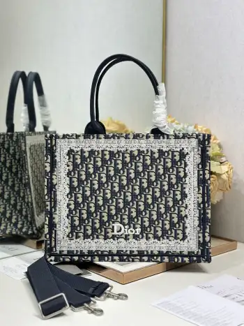 <p> 宝蓝花框字母配肩带 中号尺寸 </p><p>Dior book tote 购物袋</p><p>这款Book Tote手袋灵感来自女装创意总监玛丽亚 嘉茜娅 蔻丽 Maria Grazia Chiuri 是体现Dior审美的主打产品 可收纳各种日常用品 全新演绎Bayadere图案混合效果D-Stripes图案刺绣 更具时尚风范<p>款号 1286</p>