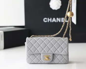 <p>至尊版本   纯原厂CF金球</p><p>全套镀厚金全钢小金球</p><p>经典款之Classic flap bag 在经典基础上 加了可调节长短的金球 非常实用</p><p>皮料 欧洲原厂GR正品羊皮</p><p>五金 意大利进口24k镀厚金钢锁</p>1786 方胖子尺寸17cm<p>1787 大mini尺寸20cm</p>