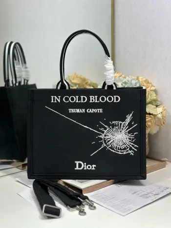 <p> 黑色帆布肩带 中号尺寸 </p><p>Dior book tote 购物袋</p><p>这款Book Tote手袋灵感来自女装创意总监玛丽亚 嘉茜娅 蔻丽 Maria Grazia Chiuri 是体现Dior审美的主打产品 可收纳各种日常用品 全新演绎Bayadere图案混合效果D-Stripes图案刺绣 更具时尚风范<p>款号 1286</p>