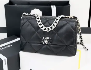 <p>银扣终于出货了 简直不要太酷</p><p>至尊版本   纯原厂19 bag</p><p>经典款之芯片19 bag</p><p>皮料 欧洲原厂GR正品山羊皮</p><p>五金 意大利进口24k镀厚金钢锁</p><p>货源稀少 经常容易断货</p><p>整个包的手感与真品完美达成一致 </p><p>中号尺寸30cm</p>