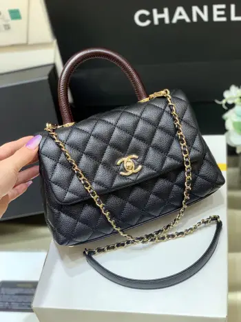 <p>专柜同步新版本</p><p>手腕为蜥蜴纹牛皮</p><p>五金是香槟色五金</p><p>其他和老版本一样哦</p><p>至尊版本   纯原厂coco</p><p>经典款之Coco handle</p><p>皮料 欧洲原厂Haas正品牛皮</p><p>五金 意大利进口24k镀厚金钢锁</p><p>手挽 欧洲进口蜥蜴纹手柄</p>92990 小号23cm<p>92993 中号28cm</p>