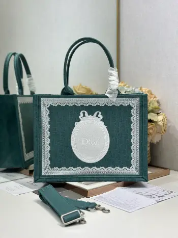 <p> 绿镜子配肩带 中号尺寸 </p><p>Dior book tote 购物袋</p><p>这款Book Tote手袋灵感来自女装创意总监玛丽亚 嘉茜娅 蔻丽 Maria Grazia Chiuri 是体现Dior审美的主打产品 可收纳各种日常用品 全新演绎Bayadere图案混合效果D-Stripes图案刺绣 更具时尚风范<p>款号 1286</p>