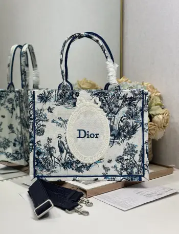 <p> 彩兰镜子配肩带 中号尺寸 </p><p>Dior book tote 购物袋</p><p>这款Book Tote手袋灵感来自女装创意总监玛丽亚 嘉茜娅 蔻丽 Maria Grazia Chiuri 是体现Dior审美的主打产品 可收纳各种日常用品 全新演绎Bayadere图案混合效果D-Stripes图案刺绣 更具时尚风范<p>款号 1286</p>