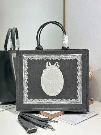 <p> 深灰D镜子配肩带 大号 </p><p>Dior book tote 购物袋</p><p>这款Book Tote手袋灵感来自女装创意总监玛丽亚 嘉茜娅 蔻丽 Maria Grazia Chiuri 是体现Dior审美的主打产品 可收纳各种日常用品 全新演绎Bayadere图案混合效果D-Stripes图案刺绣 更具时尚风范<p>款号 1286</p>