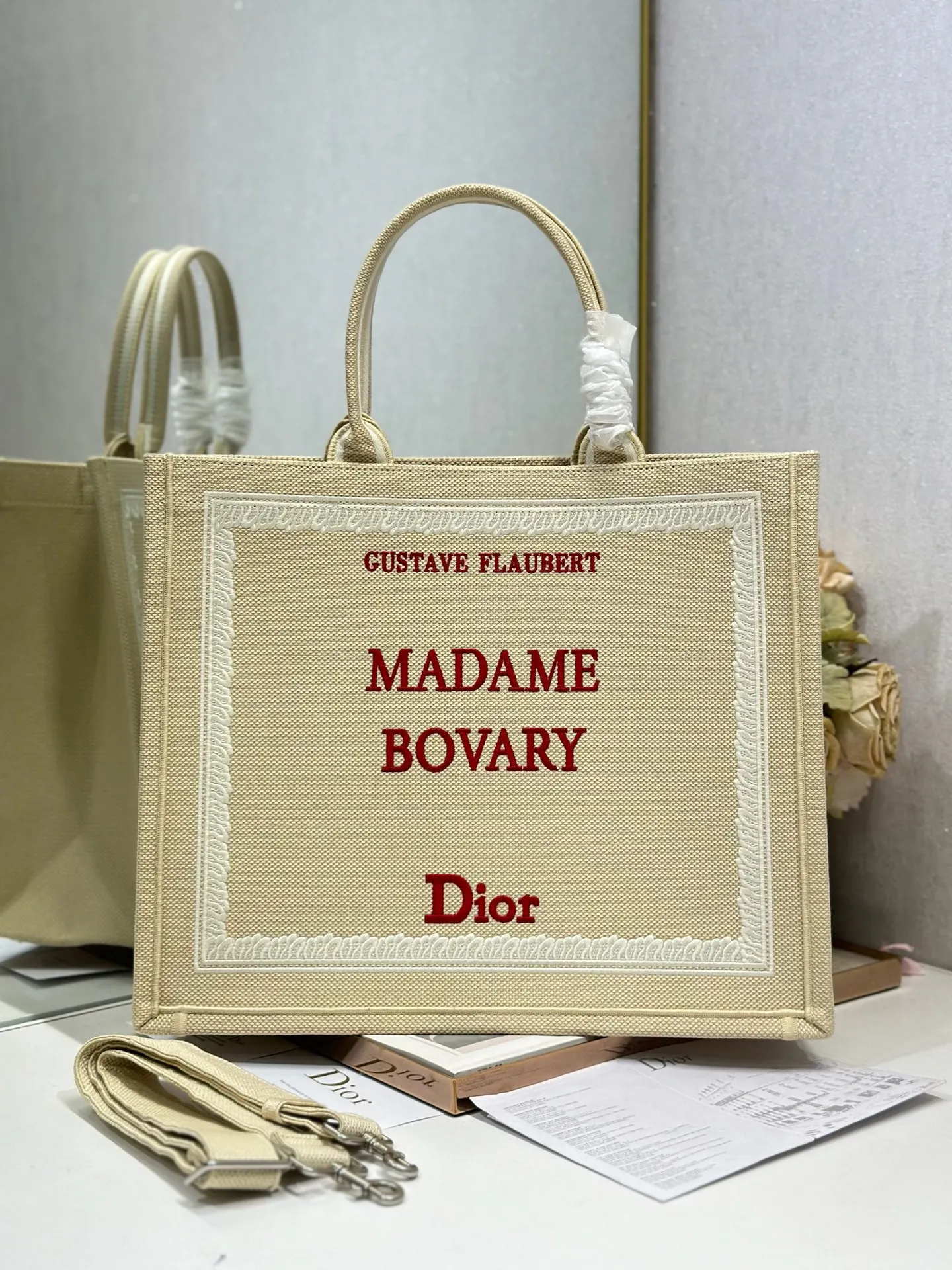 <p> 杏帆布红字母配肩带 大号 </p><p>Dior book tote 购物袋</p><p>这款Book Tote手袋灵感来自女装创意总监玛丽亚 嘉茜娅 蔻丽 Maria Grazia Chiuri 是体现Dior审美的主打产品 可收纳各种日常用品 全新演绎Bayadere图案混合效果D-Stripes图案刺绣 更具时尚风范<p>款号 1286</p>