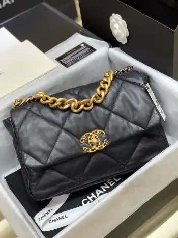 <p>到货啦</p><p>小号26cm<p>1161中号30cm<p>专柜全新的打造热推的19 bag</p>小号中号均可以 手提 肩背 斜挎 实用性极强 包身为原厂山羊皮 手感柔软舒服</p><p>小号zp售价34200 尺寸26*16*9cm</p><p>中号zp售价38200 尺寸30*20*10cm</p>
