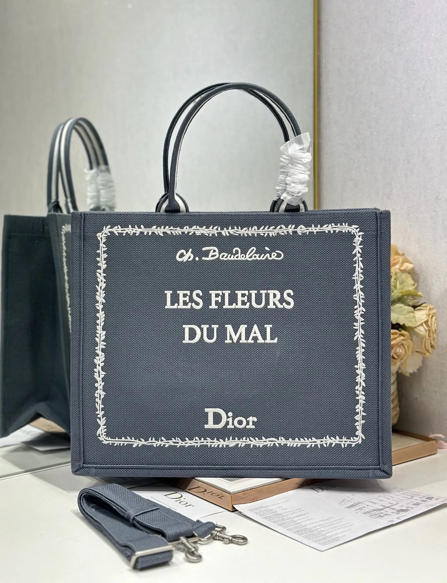 <p> 灰色帆布配肩带 大号 </p><p>Dior book tote 购物袋</p><p>这款Book Tote手袋灵感来自女装创意总监玛丽亚 嘉茜娅 蔻丽 Maria Grazia Chiuri 是体现Dior审美的主打产品 可收纳各种日常用品 全新演绎Bayadere图案混合效果D-Stripes图案刺绣 更具时尚风范<p>款号 1286</p>