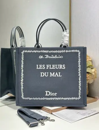 <p> 灰色帆布配肩带 大号 </p><p>Dior book tote 购物袋</p><p>这款Book Tote手袋灵感来自女装创意总监玛丽亚 嘉茜娅 蔻丽 Maria Grazia Chiuri 是体现Dior审美的主打产品 可收纳各种日常用品 全新演绎Bayadere图案混合效果D-Stripes图案刺绣 更具时尚风范<p>款号 1286</p>