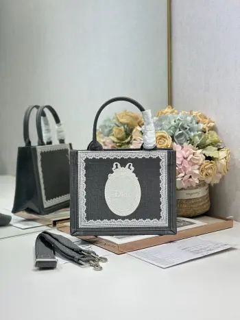 <p> 深灰D镜子配肩带 小号尺寸 </p><p>Dio.r Mini Book tote </p><p>复古又时髦的凹造型单品精湛的刺绣工艺完美呈现 随手一搭就能给搭配带来亮点  这款小号太阔爱了8  小小的包型装点零碎的小东西也很方便呐  谁用谁时髦 稀饭高颜值的小仙女必入噢 </p><p>款号:1265/1286</p>