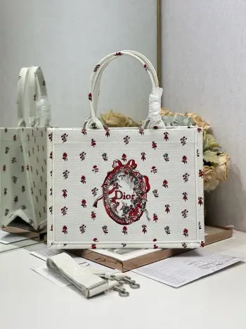 <p> 红镜子配肩带 中号尺寸 </p><p>Dior book tote 购物袋</p><p>这款Book Tote手袋灵感来自女装创意总监玛丽亚 嘉茜娅 蔻丽 Maria Grazia Chiuri 是体现Dior审美的主打产品 可收纳各种日常用品 全新演绎Bayadere图案混合效果D-Stripes图案刺绣 更具时尚风范<p>款号 1286</p>