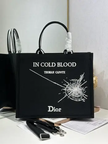 <p> 黑色帆布配肩带 大号 </p><p>Dior book tote 购物袋</p><p>这款Book Tote手袋灵感来自女装创意总监玛丽亚 嘉茜娅 蔻丽 Maria Grazia Chiuri 是体现Dior审美的主打产品 可收纳各种日常用品 全新演绎Bayadere图案混合效果D-Stripes图案刺绣 更具时尚风范<p>款号 1286</p>