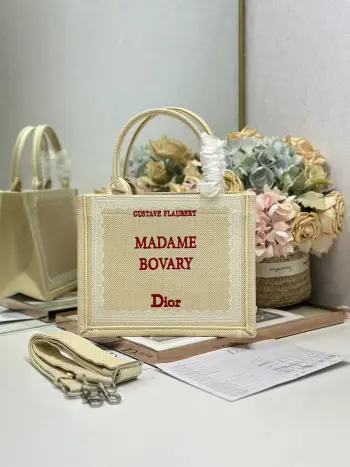 <p> 杏帆布红字母配肩带 小号尺寸 </p><p>Dio.r Mini Book tote </p><p>复古又时髦的凹造型单品精湛的刺绣工艺完美呈现 随手一搭就能给搭配带来亮点  这款小号太阔爱了8  小小的包型装点零碎的小东西也很方便呐  谁用谁时髦 稀饭高颜值的小仙女必入噢 </p><p>款号:1265/1286</p>