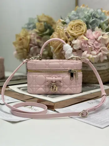 <p>Dior 30 Montaigne 迷你 Vanity 蝴蝶手袋 粉色羊皮 </p><p>这款 30 Montaigne 迷你 Vanity 手袋设计精巧 兼具实用功能与高雅气质 为该系列提升格调 采用粉色羊皮菱格精心制作 内里配羊皮 正面饰以 CD 标志提升格调 可收纳各种日常用品 设有一个内部口袋和镜子 更显精致 可通过手柄手提 搭配同色可调节皮肩带 可肩背或斜挎<p>型号 2603</p>