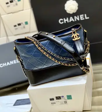 <p>稀罕新尺寸 新中号到货</p><p>全新版本  纯原厂</p><p>Gabrielle hobo bag流浪包</p><p>从名字到代言阵容 流浪包的配置几乎可以说是顶配 超模明星纷纷打Call瞬间霸屏街拍 成为新一代经典杰作</p><p>全钢24k镀厚金五金</p><p>御用意大利  开料部原厂正品面皮配以原厂Gaiera底皮 绝对的称霸NO.1品质  </p><p>91810 小号尺寸15*20*8cm</p><p>1521 新中号尺寸25cm</p>