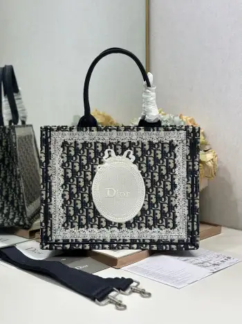 <p> 宝蓝镜子配肩带 中号尺寸 </p><p>Dior book tote 购物袋</p><p>这款Book Tote手袋灵感来自女装创意总监玛丽亚 嘉茜娅 蔻丽 Maria Grazia Chiuri 是体现Dior审美的主打产品 可收纳各种日常用品 全新演绎Bayadere图案混合效果D-Stripes图案刺绣 更具时尚风范<p>款号 1286</p>