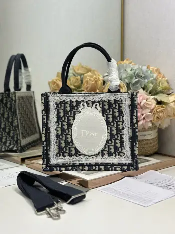 <p> 宝蓝镜子配肩带 小号尺寸 </p><p>Dio.r Mini Book tote </p><p>复古又时髦的凹造型单品精湛的刺绣工艺完美呈现 随手一搭就能给搭配带来亮点  这款小号太阔爱了8  小小的包型装点零碎的小东西也很方便呐  谁用谁时髦 稀饭高颜值的小仙女必入噢 </p><p>款号:1265/1286</p>