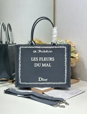 <p> 灰色帆布配肩带 中号尺寸 </p><p>Dior book tote 购物袋</p><p>这款Book Tote手袋灵感来自女装创意总监玛丽亚 嘉茜娅 蔻丽 Maria Grazia Chiuri 是体现Dior审美的主打产品 可收纳各种日常用品 全新演绎Bayadere图案混合效果D-Stripes图案刺绣 更具时尚风范<p>款号 1286</p>