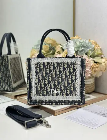 <p> 宝蓝花框字母配肩带 小号尺寸 </p><p>Dio.r Mini Book tote </p><p>复古又时髦的凹造型单品精湛的刺绣工艺完美呈现 随手一搭就能给搭配带来亮点  这款小号太阔爱了8  小小的包型装点零碎的小东西也很方便呐  谁用谁时髦 稀饭高颜值的小仙女必入噢 </p><p>款号:1265/1286</p>