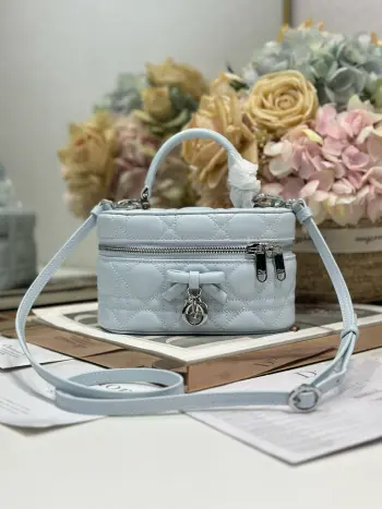 <p>Dior 30 Montaigne 迷你 Vanity 蝴蝶手袋 蓝色羊皮 </p><p>这款 30 Montaigne 迷你 Vanity 手袋设计精巧 兼具实用功能与高雅气质 为该系列提升格调 采用蓝色羊皮菱格精心制作 内里配羊皮 正面饰以 CD 标志提升格调 可收纳各种日常用品 设有一个内部口袋和镜子 更显精致 可通过手柄手提 搭配同色可调节皮肩带 可肩背或斜挎<p>型号 2603</p>