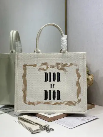 <p> 杏帆布黑字母配肩带 大号 </p><p>Dior book tote 购物袋</p><p>这款Book Tote手袋灵感来自女装创意总监玛丽亚 嘉茜娅 蔻丽 Maria Grazia Chiuri 是体现Dior审美的主打产品 可收纳各种日常用品 全新演绎Bayadere图案混合效果D-Stripes图案刺绣 更具时尚风范<p>款号 1286</p>