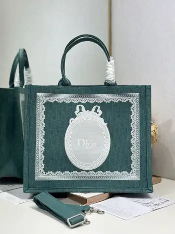 <p> 绿镜子配肩带 大号 </p><p>Dior book tote 购物袋</p><p>这款Book Tote手袋灵感来自女装创意总监玛丽亚 嘉茜娅 蔻丽 Maria Grazia Chiuri 是体现Dior审美的主打产品 可收纳各种日常用品 全新演绎Bayadere图案混合效果D-Stripes图案刺绣 更具时尚风范<p>款号 1286</p>