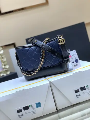 <p>全新版本 真品级 流浪包</p><p>经典款之Gabrielle hobo bag</p><p>皮料 欧洲原厂aitiba正品牛皮</p><p> Gaiere底壳皮</p><p>五金 意大利进口镀厚金钢锁</p><p>货源稀少 经常容易断货</p><p>整个包的手感与真品完美达成一致 </p><p>小号20cm搜编号 91810</p>
