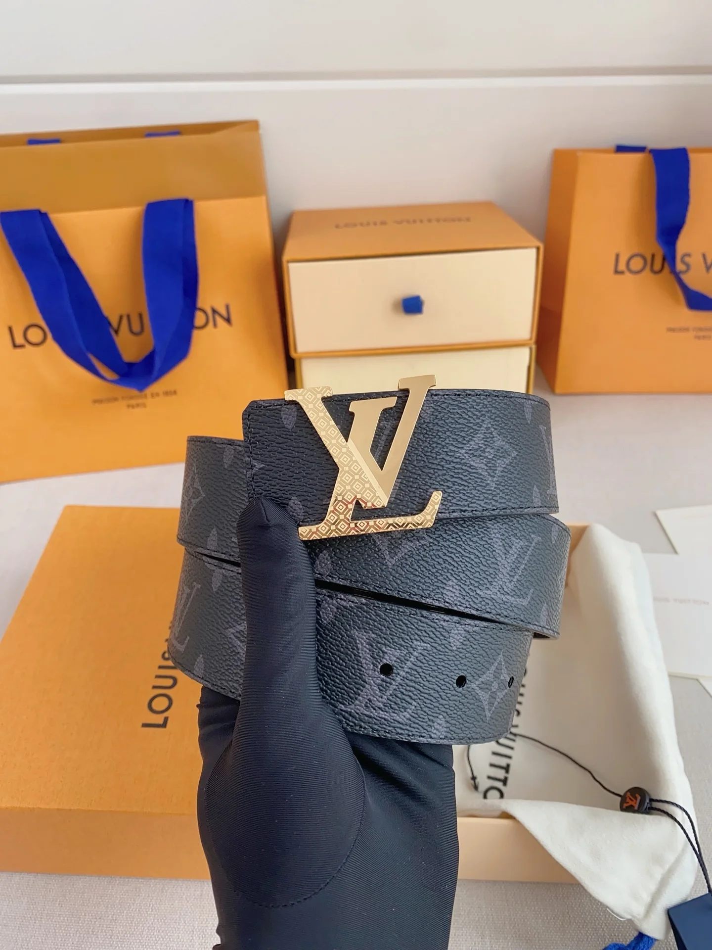 原单LV皮带|高仿LV皮带|精仿LV皮带|一比一LV皮带<p> Lv.路易威登</p>LV 奢华款现代 Taurillon 皮革 饰以雅致大方的标志性 LV 首字母 柔软结实的皮带 双色搭配可双面使用 可搭配从礼服到休闲装各种服饰 宽度4.0cm </p>