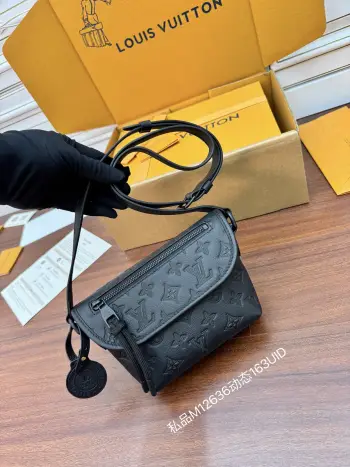 <p>独家163首发型号 M12636私品 163动态UID  进口菱形面料  品质第九次升级 进口原厂皮 专柜同步 动态电子芯片 礼品袋 保护纸 铜版电子标签 合格证 皮料是正品代工厂意大利A级树膏皮 私品 :所谓的私品 是在于品质 五金 面料 手工 油边 A级出品 拍摄图跟产品一致</p>