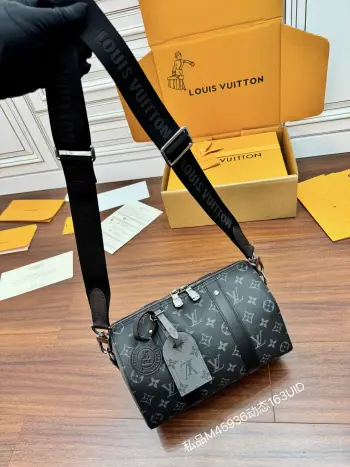 <p>独家163首发型号 M45936私品 163动态UID  进口菱形面料  品质第九次升级 进口原厂皮 专柜同步 动态电子芯片 礼品袋 保护纸 铜版电子标签 合格证 皮料是正品代工厂意大利A级树膏皮 私品 :所谓的私品 是在于品质 五金 面料 手工 油边 A级出品 拍摄图跟产品一致</p>
