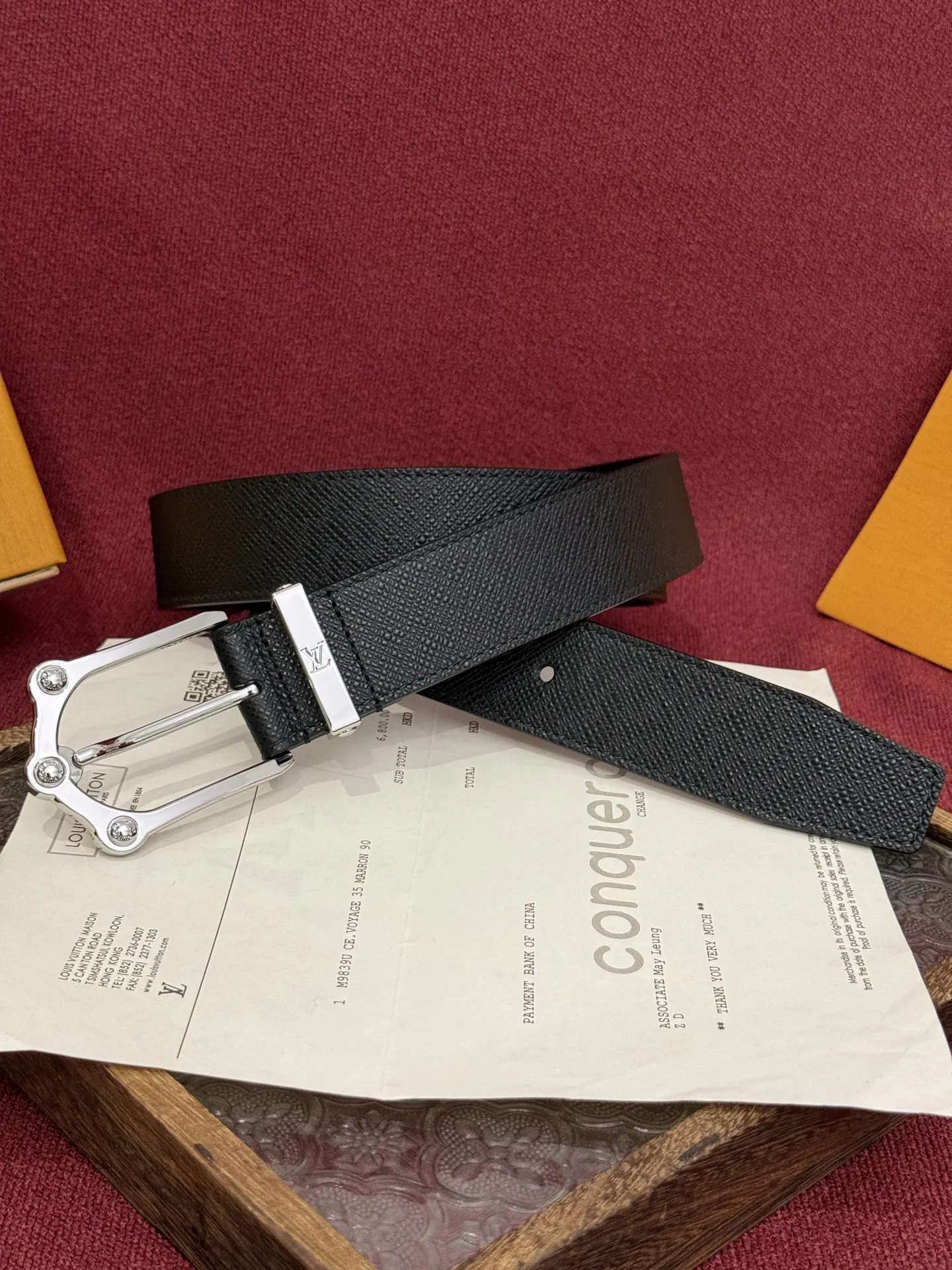 原单LV皮带|高仿LV皮带|精仿LV皮带|一比一LV皮带<p> The Frog 3.5mm Reversible Belt in Crocodile是一款优雅且富有感染力的作品 带有纹理感的牛皮材质提升了装饰扣件的立体质感 其上点缀着带有钯色装饰的字母图案 若想采用同样精致的设计风格 光滑而坚实的反面则呈现出更为简约的风格 </p>
