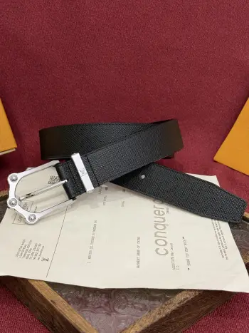 <p> The Frog 3.5mm Reversible Belt in Crocodile是一款优雅且富有感染力的作品 带有纹理感的牛皮材质提升了装饰扣件的立体质感 其上点缀着带有钯色装饰的字母图案 若想采用同样精致的设计风格 光滑而坚实的反面则呈现出更为简约的风格 </p>