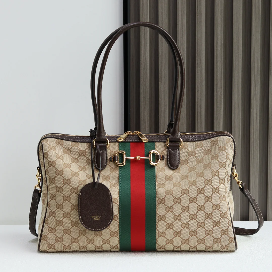 <p> Gucci Borsetto系列名称巧妙融合意大利语 borsa 手袋 和 morsetto 马衔扣 二词 这款手袋甄选轻盈挺括的GG帆布打造 以复古风格沙色配色匠心呈献 源自典藏的钻石菱格纹图案演绎全新衬里<p>型号 866734</p>