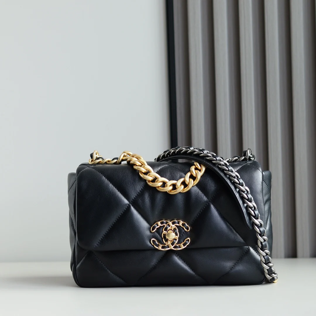 <p> 纯原厂19 bag经典款</p><p>皮料 欧洲原厂方框正品山羊皮</p><p>五金 意大利进口24k镀厚金做旧五金</p><p>货源稀少 经常容易断货</p><p>整个包的手感与真品完美达成一致 </p><p>1160 小号尺寸26cm</p>