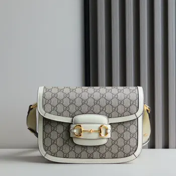 <p>  Horsebit bag </p><p>全新复古风格马鞍包 名字也非常特别 1955 Horsebit Bag 经典的马衔扣+Monogram+牛皮勾边设计 满满的复古调调 肩带可调节肩背或斜挎 </p><p>型号 602204 尺寸 25*18*8cm </p>