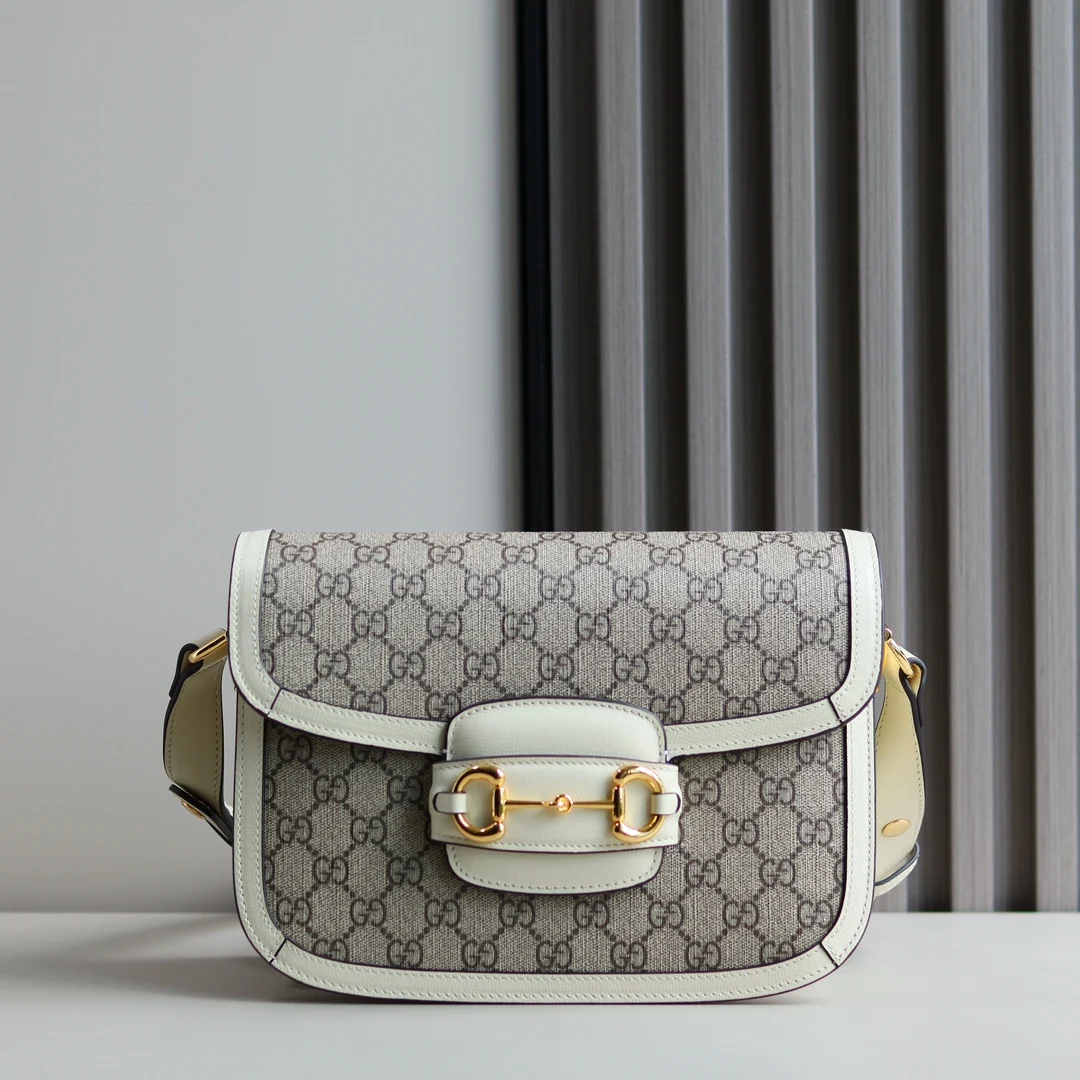 <p> Horsebit bag </p><p>全新复古风格马鞍包 名字也非常特别 1955 Horsebit Bag 经典的马衔扣+Monogram+牛皮勾边设计 满满的复古调调 肩带可调节肩背或斜挎 </p><p>型号 602204 尺寸 25*18*8cm </p>