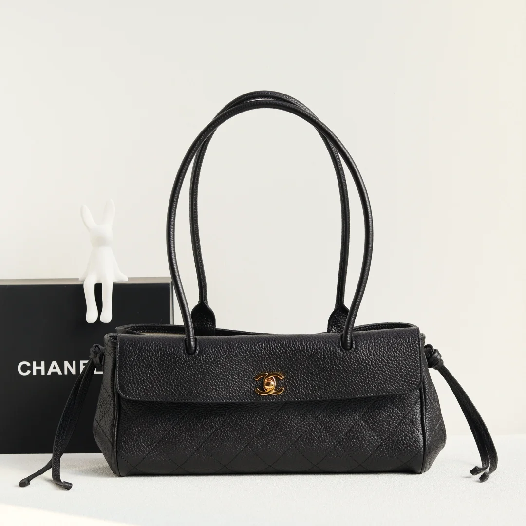 <p>Chane1 26S 明星款荔枝纹法棍包</p><p>本季最火爆最热门的包王 全球断货 </p><p>虽然是新款 但这个设计非常经典耐看很时尚隔层也多 可以放下不少东西自重也非常轻巧 超级推荐</p><p>意大利原厂 三只羊 荔枝纹牛皮</p><p>AS6288 (15*30.5*11.5cm)</p>